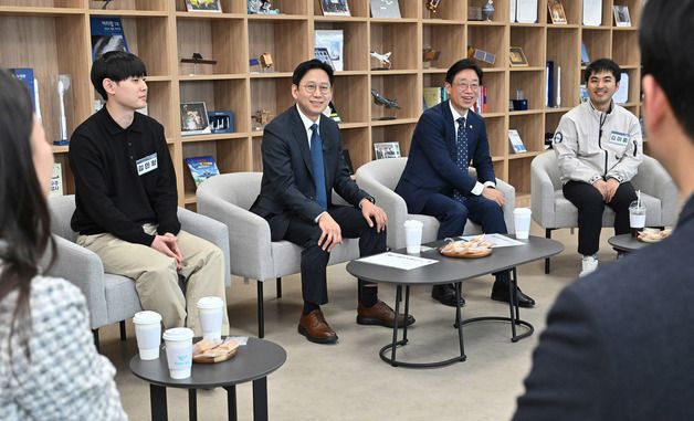 우주항공청 직원들과 차담회하는 배경훈 부총리