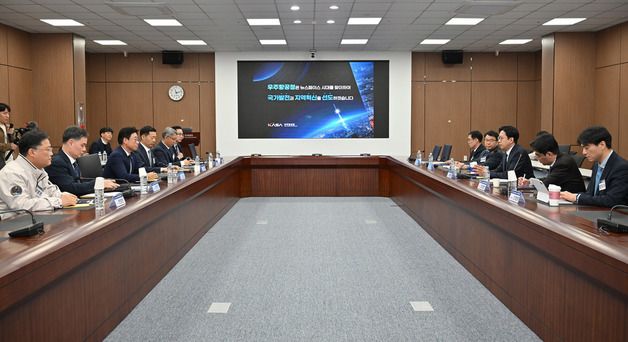 우주항공청 2026년도 주요추진계획 관련  보고받는 배경훈 부총리