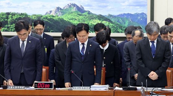 김영훈 장관, 대전 안전공업 화재 희생자를 위한 묵념