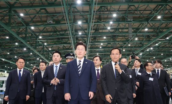 KF-21 생산현장 찾은 이재명 대통령