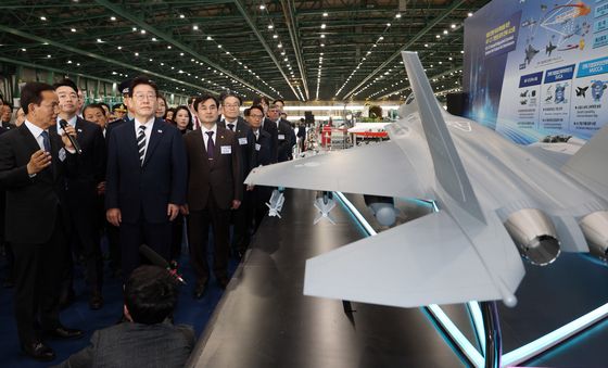 KF-21 생산현장 찾은 이재명 대통령