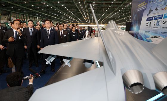 KF-21 생산현장 방문한 이재명 대통령