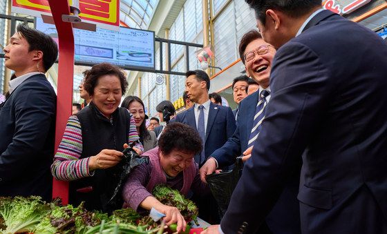 진주중앙시장 찾은 이재명 대통령