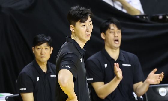 경기 지켜보는 박철우 감독 대행