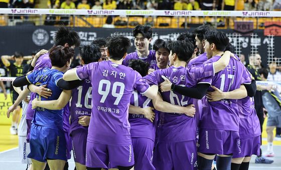 승리의 기쁨 나누는 우리카드