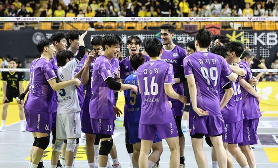 승리의 기쁨 나누는 우리카드