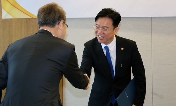 경사노위원장과 악수하는 김영훈 장관