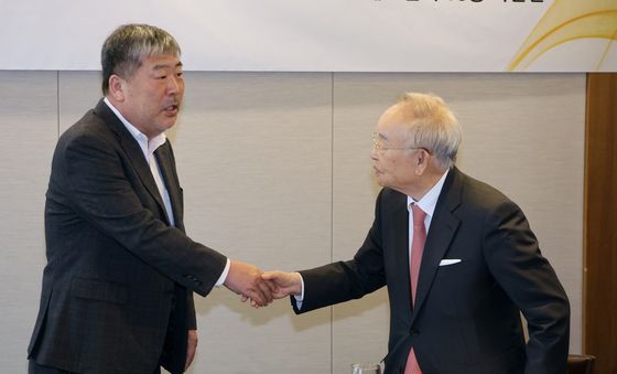 악수 나누는 노사