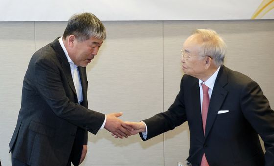 한국노총 위원장과 악수 나누는 경총 회장