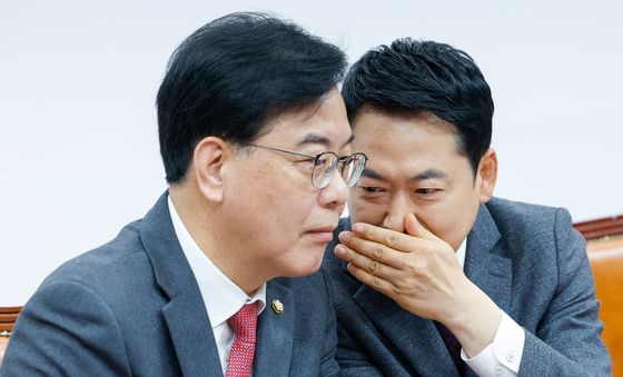 송언석 원내대표와 귀엣말하는 장동혁 대표