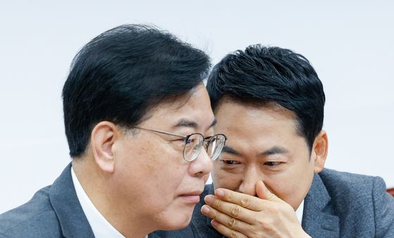 송언석 원내대표와 귀엣말하는 장동혁 대표