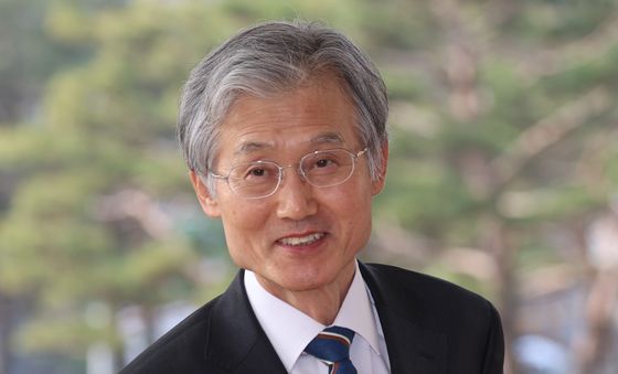 취재진 질문듣는 조희대 대법원장