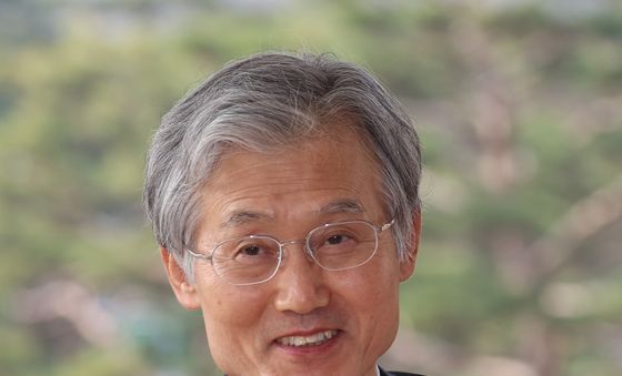 취재진 질문에 미소짓는 조희대 대법원장