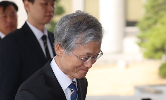 출근하는 조희대 대법원장 모습