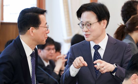 대화하는 김정관·황종우 장관