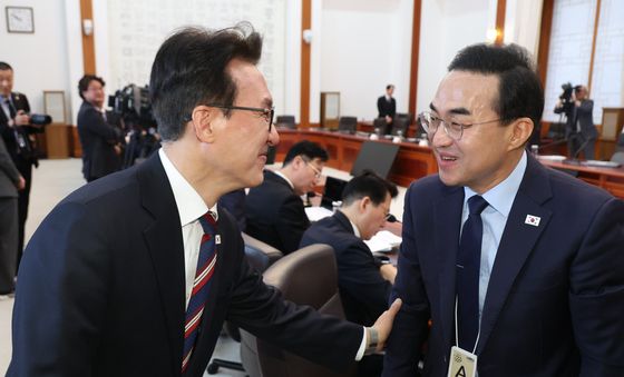 인사 나누는 김민석 총리·박홍근 장관