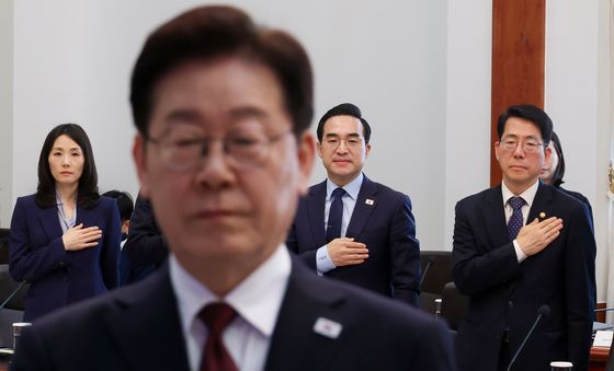 국민의례 하는 박홍근·황종우 장관