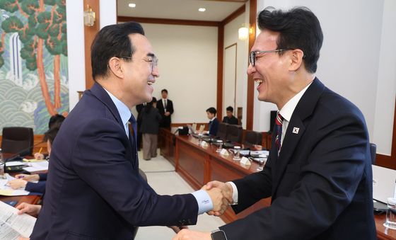 인사 나누는 김민석 총리·박홍근 장관