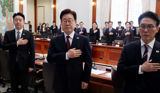 국민의례 하는 이재명 대통령