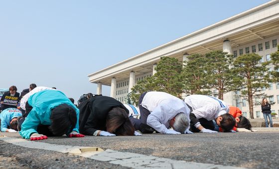 정치개혁 촉구하며 삼보일배