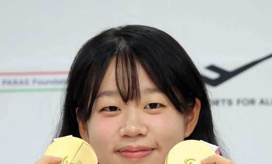 패럴림픽 스타 김윤지, 기자회견서 소감 밝혀