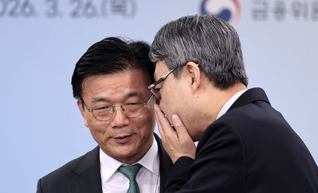 귓속말 나누는 김성식 부의장·박상진 산은 회장