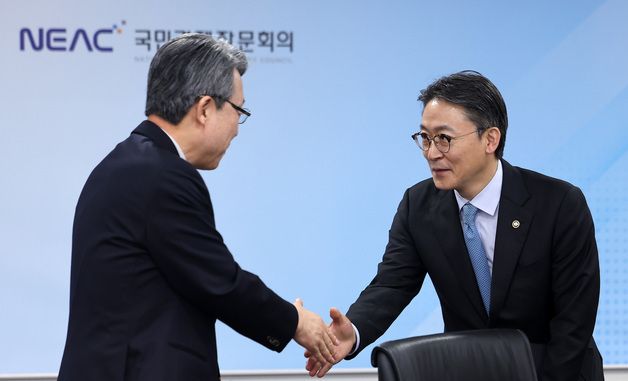 악수하는 권대영·김성식