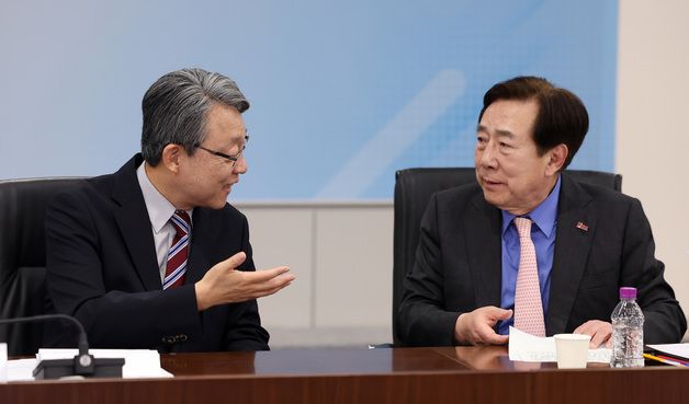 대화하는 김성식 부의장·김기문 회장