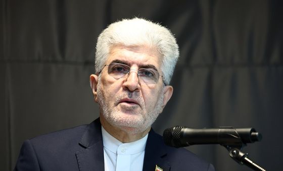 취재진 질문에 답변하는 주한 이란 대사