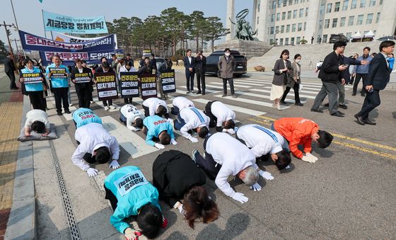'지금당장 정치개혁' 국회 돌며 삼보일배