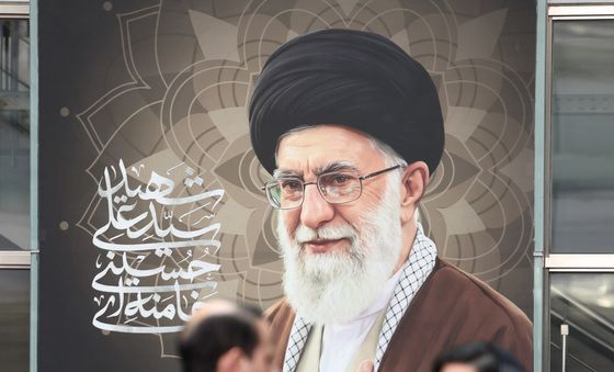 이란대사관에 걸린 하메네이 초상