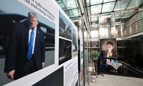 주한 이란 대사관 걸린 트럼프·하메네이 사진