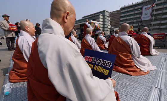 주한 美대사관 앞 '전쟁 반대' 법고 기도