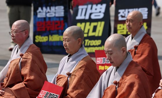 '전쟁 반대' 거리로 나온 스님들