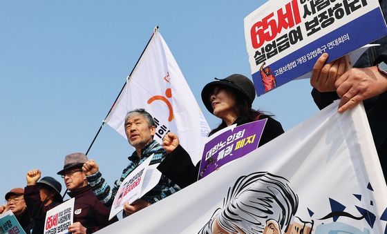 "노인도 출근한다"