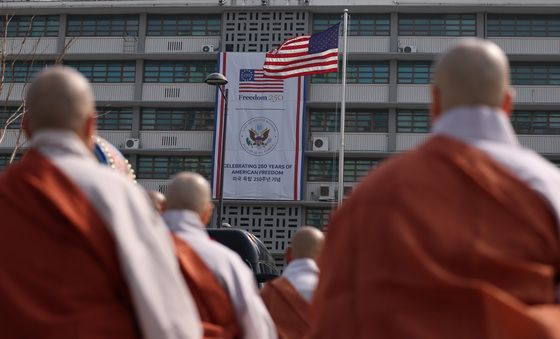 美 대사관 앞에 모인 스님들