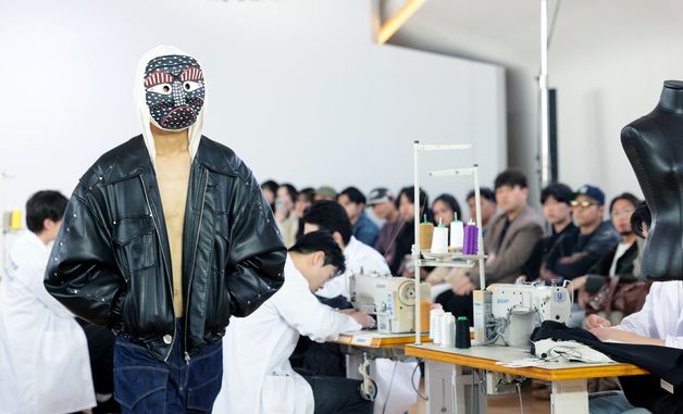 봉제 퍼포먼스까지…패션코드 2026