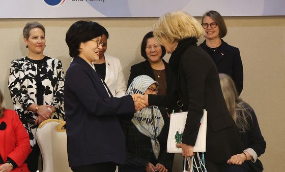 주한 여성대사들과 인사 나누는 원민경 장관