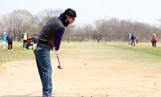 봄햇살 맞으며 파크 골프