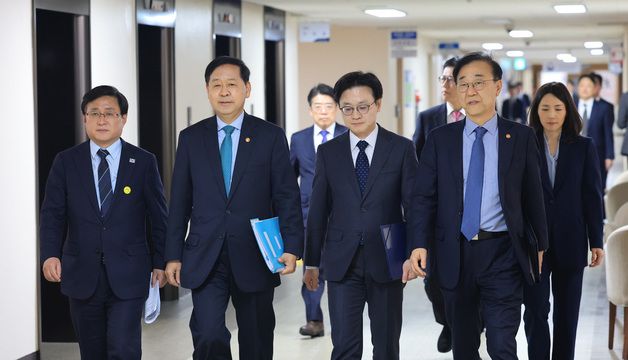 중동 전쟁에 따른 비상경제 대응방안 발표 나서는 관계부처 장관들