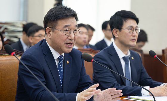의원 질의 답하는 윤호중 장관