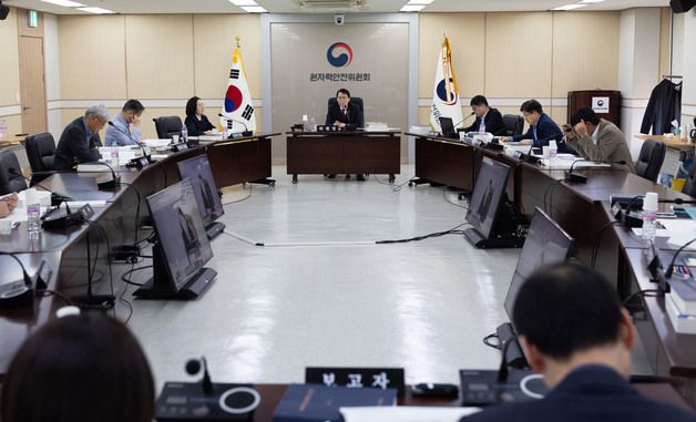 안건 논의 하는 원자력안전위원회