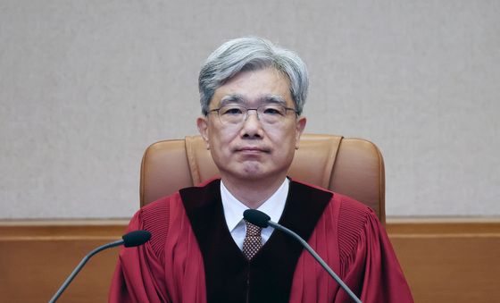 대심판정 들어선 김상환 헌재소장