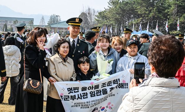 가족들과 임관 축하하는 신임 부사관