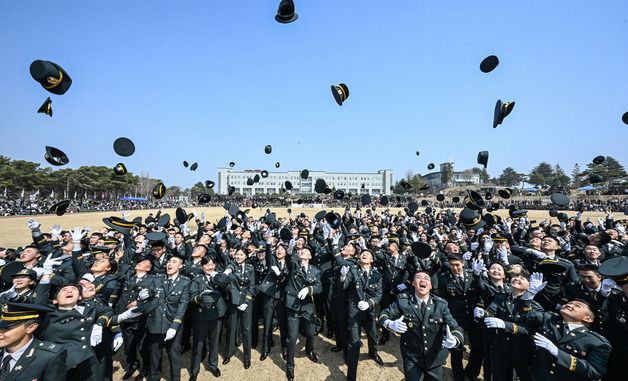 정모 던지며 자축하는 신임 부사관들