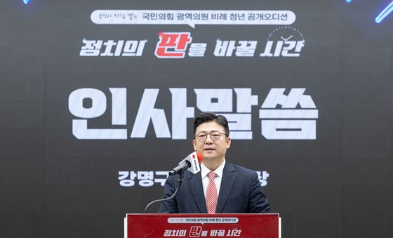 인사말하는 강명구 심사위원장