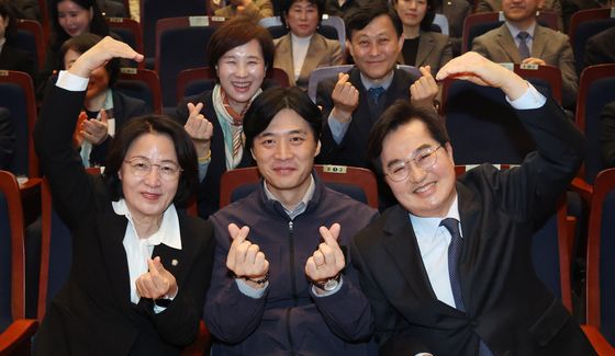 기념 촬영하는 추미애·한준호·김동연 경기지사 후보