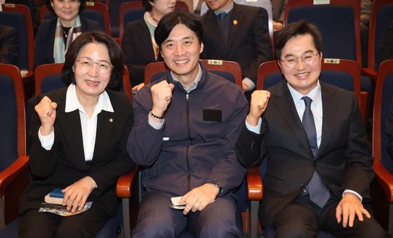 기념 촬영하는 추미애·한준호·김동연 경기지사 후보