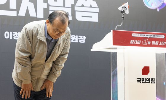 인사하는 이정현 공천관리위원장