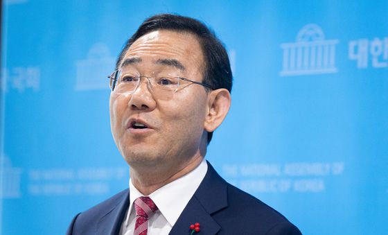 취재진 질문 답하는 주호영 의원